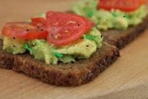 Бутерброд с авокадо и помидором